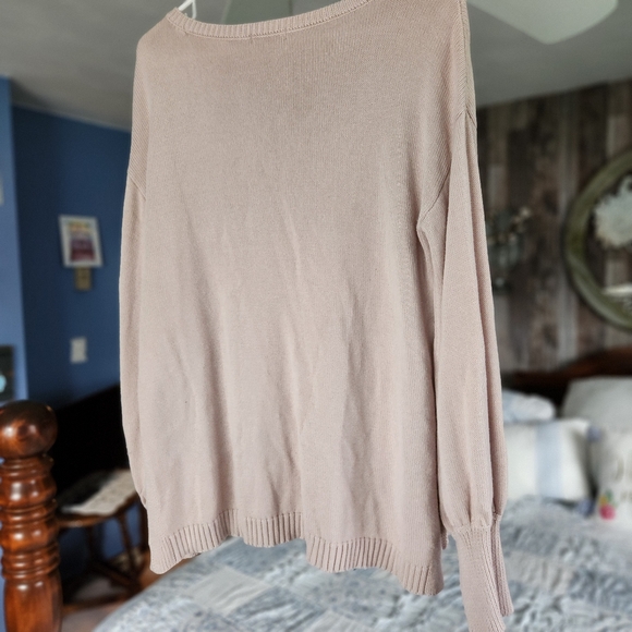 Womens soft rose colored sweater - Picture 2 of 8